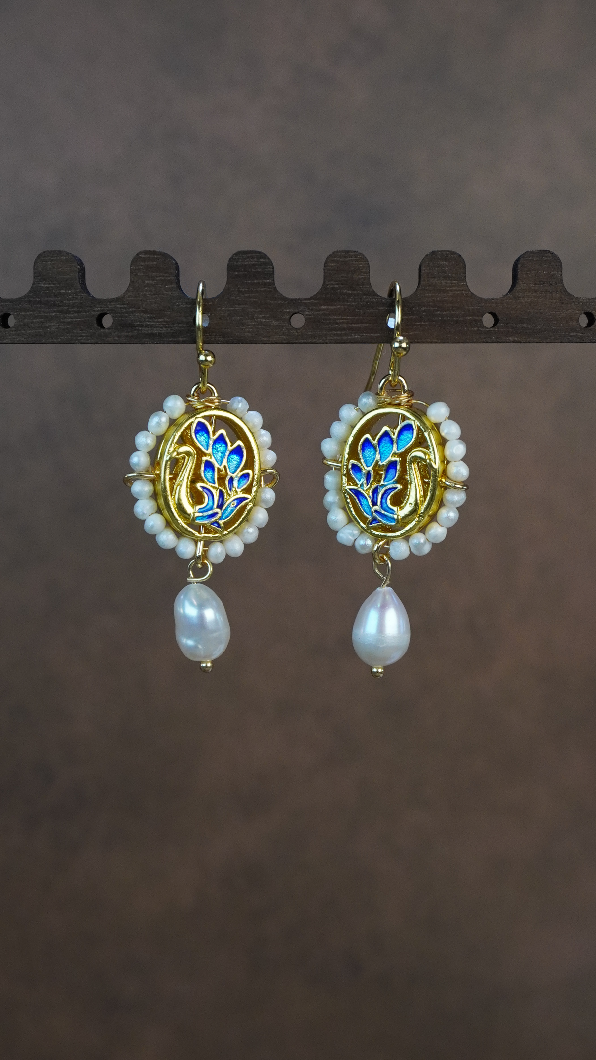 Graceful Swan Pearl Necklace – Vintage Enamel Pendant with Seed Pearl Frame