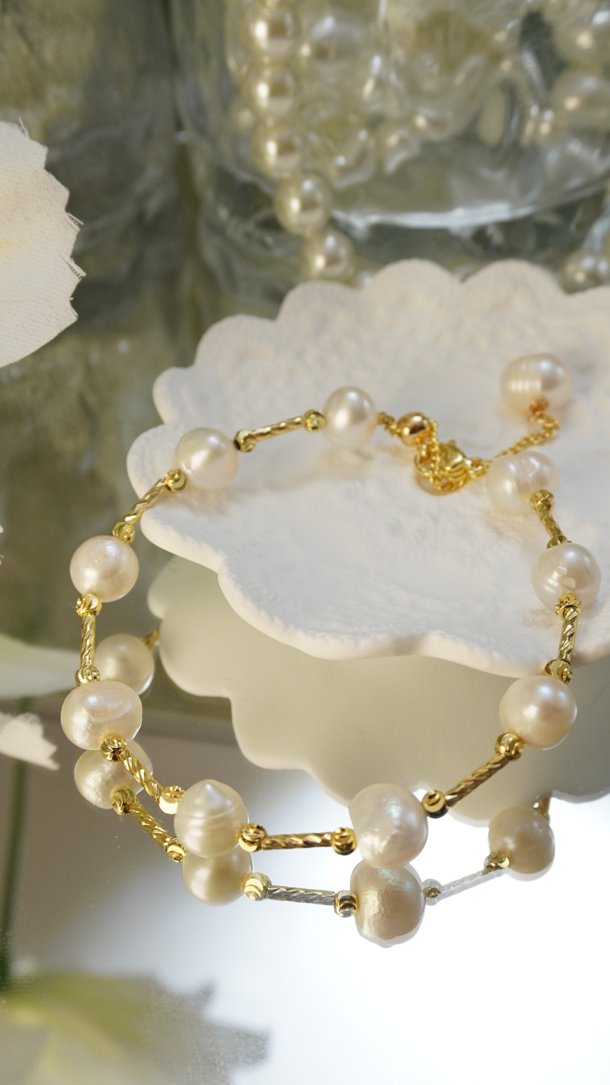Irregular Pearl Bracelet with Twisted Gold Chain – Vintage Texture