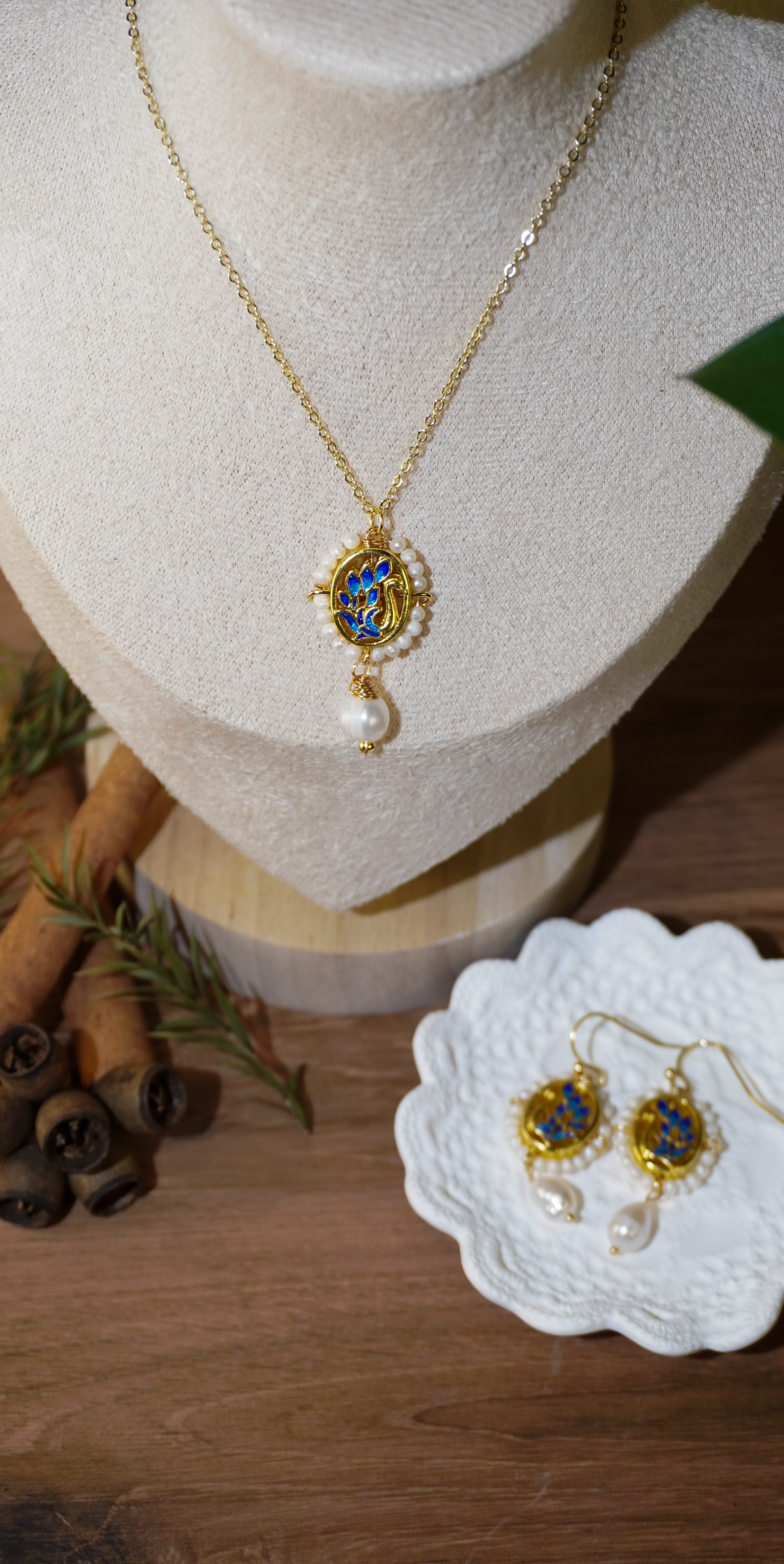 Graceful Swan Pearl Necklace – Vintage Enamel Pendant with Seed Pearl Frame
